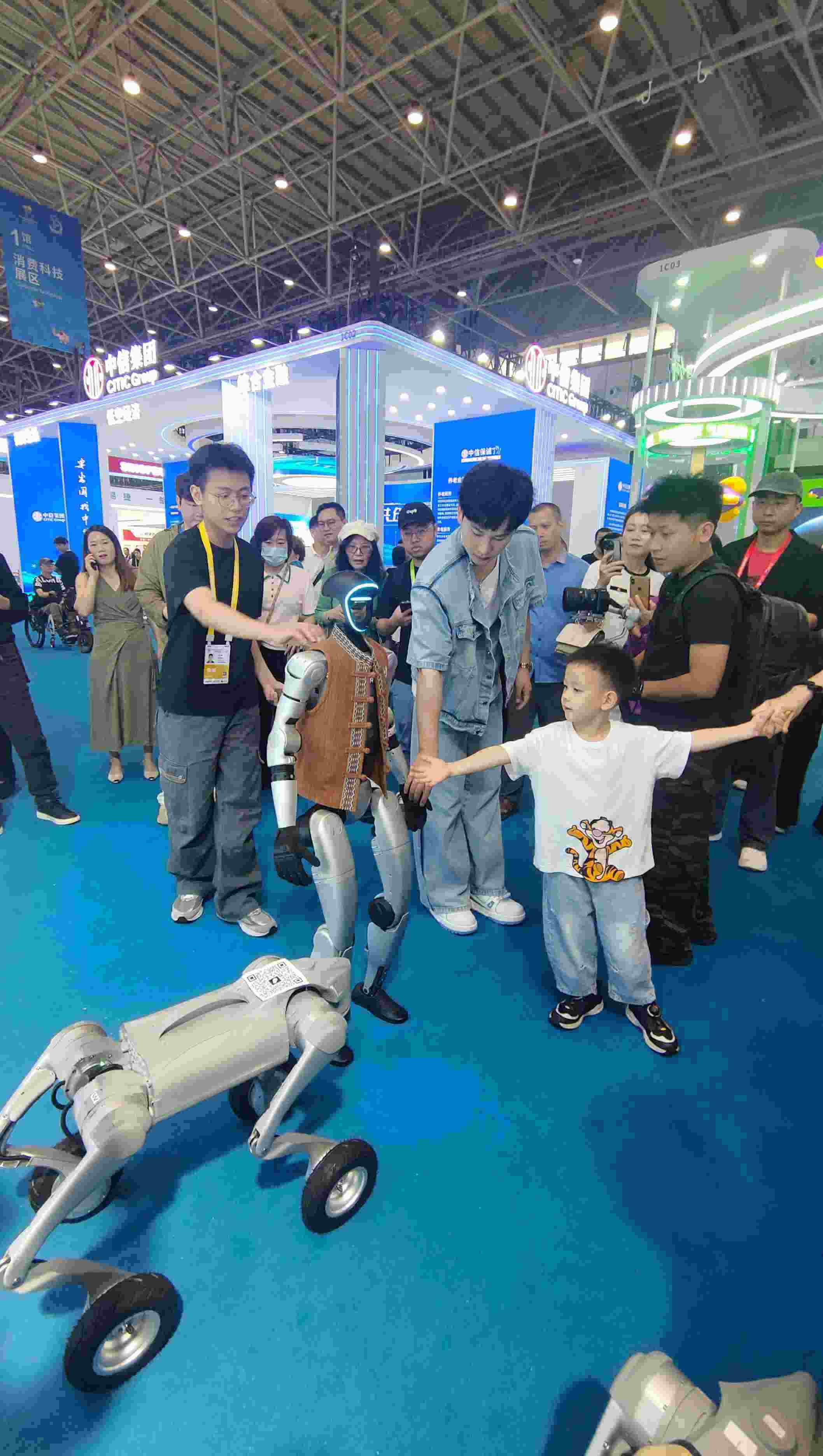 消博會現(xiàn)場，機器人等科技消費產(chǎn)品吸引觀展者駐足。人民網(wǎng)記者 李彤?dāng)z