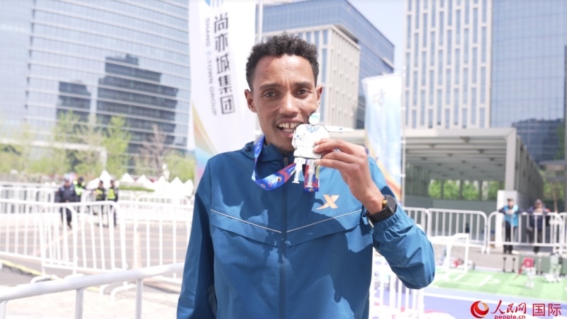 埃塞俄比亞選手圖魯·亞雷德·德梅克獲得本次大賽男子組亞軍。人民網(wǎng)記者 袁蒙攝