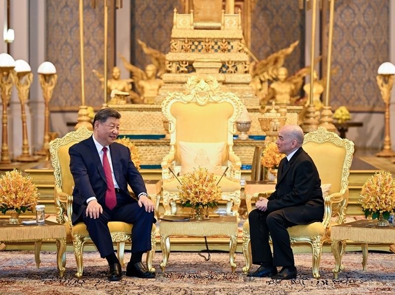 4月17日，柬埔寨國(guó)王西哈莫尼同習(xí)近平主席在金邊王宮舉行會(huì)見(jiàn)。
