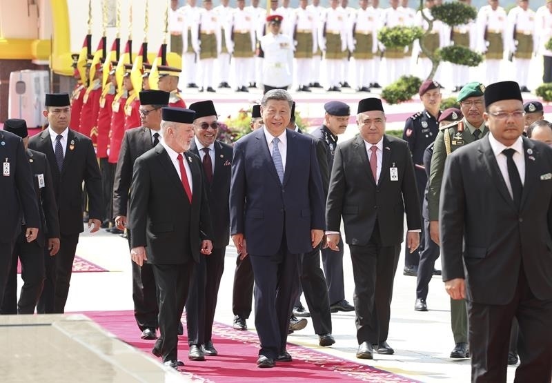 4月16日，馬來(lái)西亞最高元首易卜拉欣在馬來(lái)西亞國(guó)家王宮廣場(chǎng)為習(xí)近平主席舉行隆重歡迎儀式。