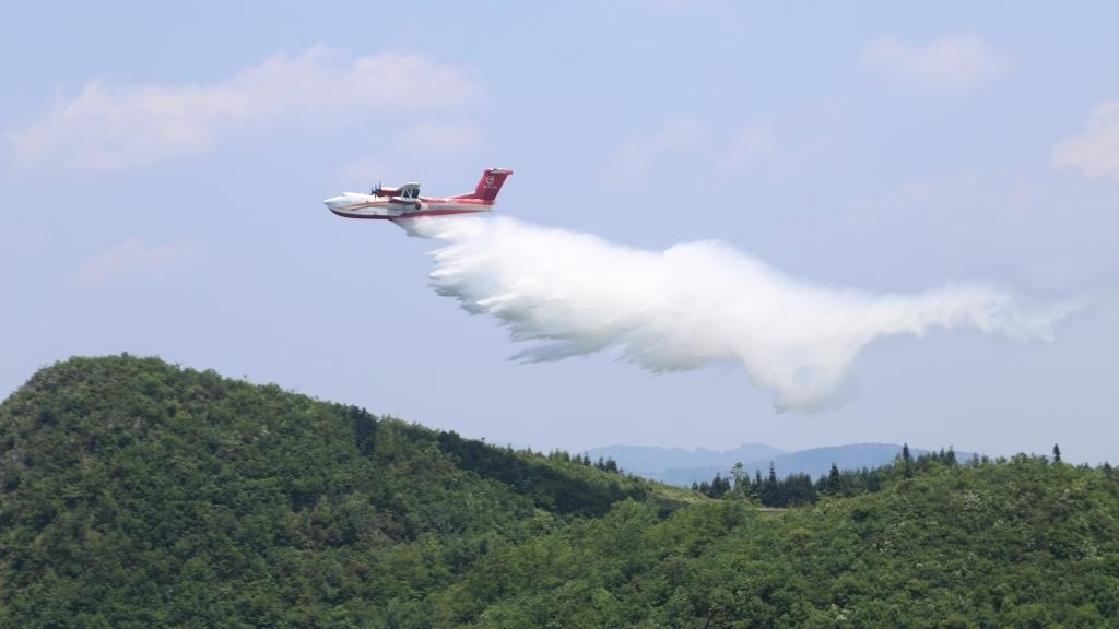 AG600飛機(jī)在四川西昌開(kāi)展典型滅火場(chǎng)景驗(yàn)證試飛科目（2023年6月攝）。新華社發(fā)（中國(guó)航空工業(yè)集團(tuán)供圖）