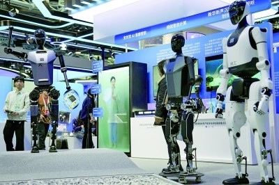 3月27日，在中關(guān)村展示中心常設(shè)展上，人形機(jī)器人“天工”向參觀者招手示意。新華社記者 鞠煥宗攝