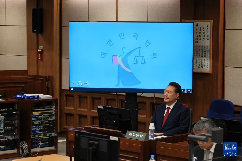 4月21日，尹錫悅在韓國(guó)首爾中央地方法院出席庭審。新華社/紐西斯通訊社
