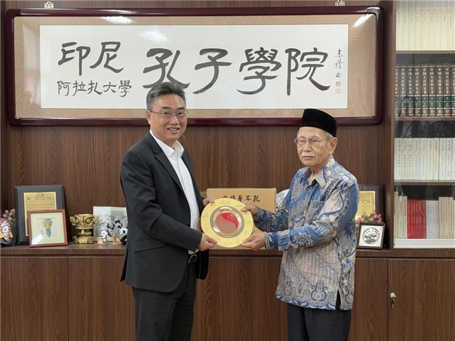 雙方交換禮物。活動主辦方供圖