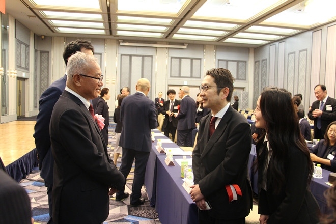 與會(huì)嘉賓熱切交流。中國駐福岡總領(lǐng)館供圖