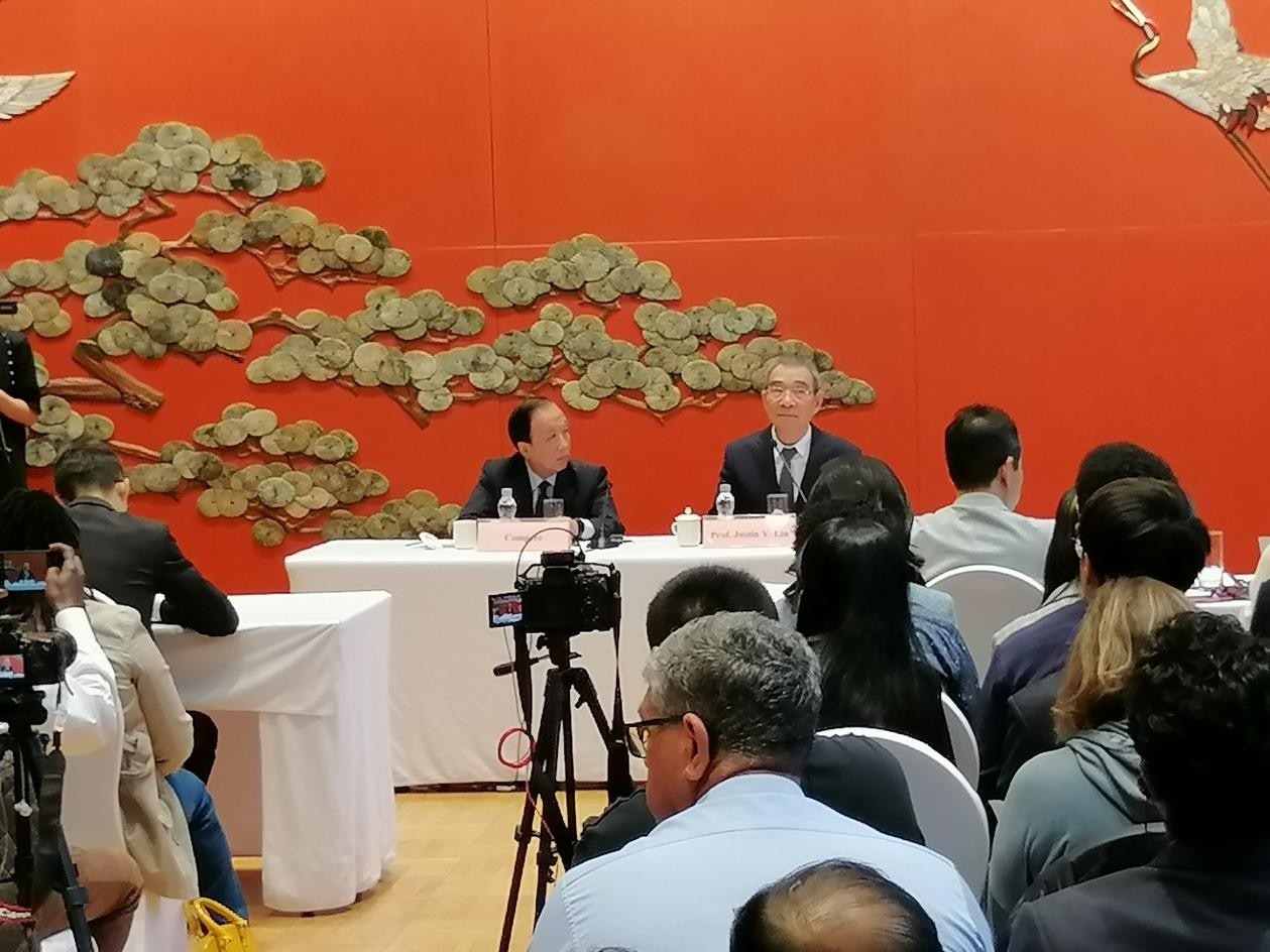 圖為21日舉行的“臨甲7號(hào)沙龍”，林毅夫（右一）在回答中外媒體記者的提問(wèn)。 人民網(wǎng)記者 李瀟攝