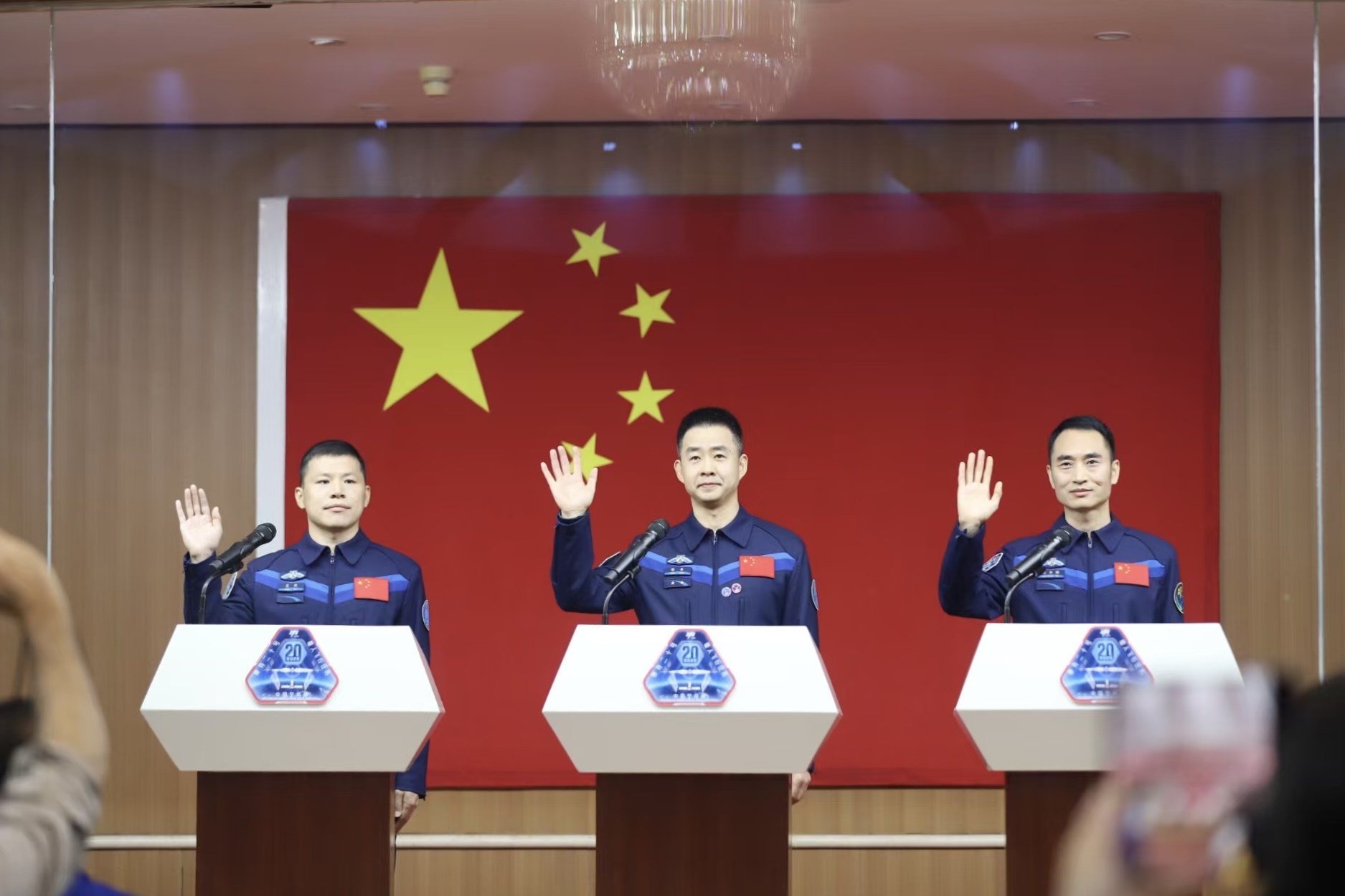 4月23日，神舟二十號航天員乘組在酒泉衛(wèi)星發(fā)射中心問天閣與中外媒體記者集體見面。人民網(wǎng)記者 黃帆攝