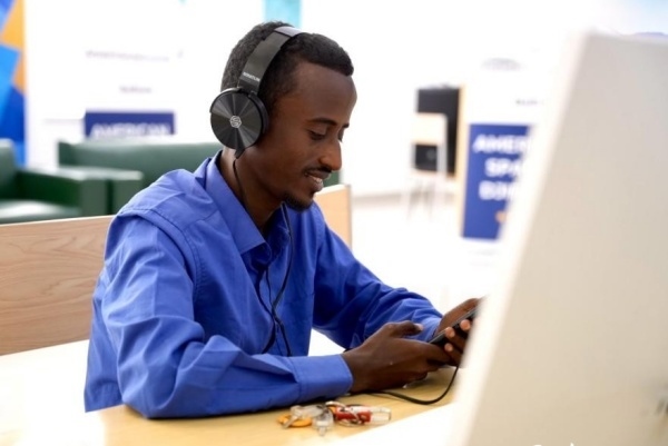 在明亮現(xiàn)代的信息技術(shù)閱覽室，當?shù)刈x者正在沉浸式學(xué)習(xí)，塔里克·易卜拉欣攝