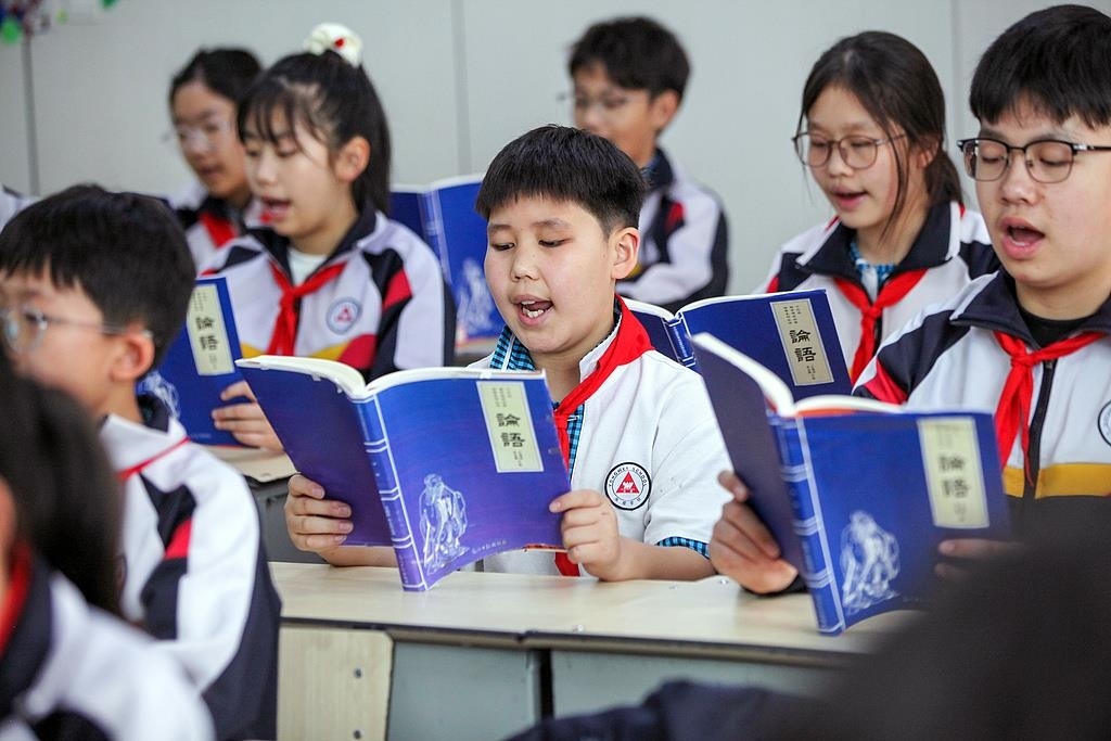 △2025年4月21日，河南焦作，學(xué)生們在誦讀《論語》。