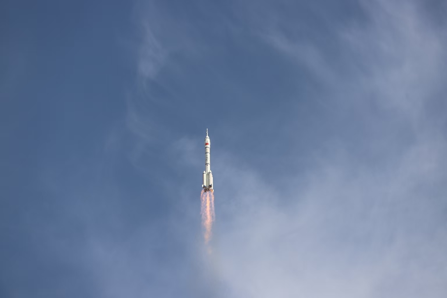 長征二號(hào)F遙二十運(yùn)載火箭點(diǎn)火發(fā)射。人民網(wǎng)記者 黃帆攝