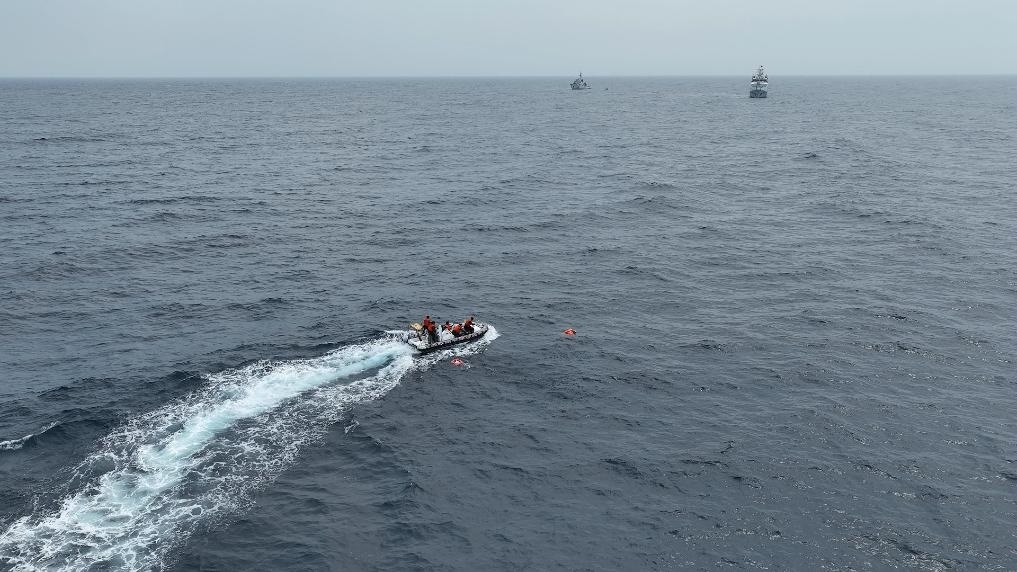 4月23日，中越海警開展海上聯(lián)合搜救演練，模擬營救落水人員。（中國海警供圖）