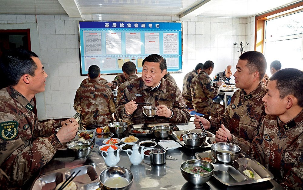 2014年1月26日，習近平主席專程來到內蒙古軍區(qū)邊防某部，親切看望慰問戍邊官兵。這是在連隊食堂，習近平主席同戰(zhàn)士們一起用餐。