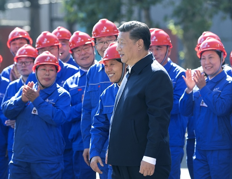 2018年9月26日，在中國一重集團(tuán)，習(xí)近平總書記走到工人中間，同大家親切交流。