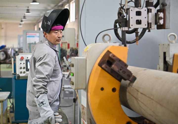 在中石化第四建設(shè)有限公司工匠學(xué)院，全國人大代表、中石化第四建設(shè)有限公司工匠學(xué)院焊接教練張振連操作自動(dòng)焊機(jī)（2025年2月21日攝）。新華社記者 孫凡越 攝