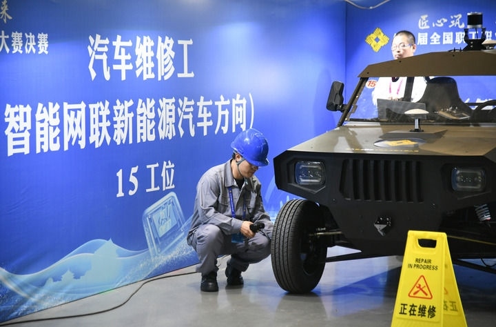 2024年9月11日，由全國總工會(huì)、人力資源和社會(huì)保障部等單位主辦的第八屆全國職工職業(yè)技能大賽決賽在陜西開幕。這是選手在位于西安國際會(huì)展中心的比賽場(chǎng)地參加汽車維修工（智能網(wǎng)聯(lián)新能源汽車方向）工種比賽。新華社記者 張博文 攝