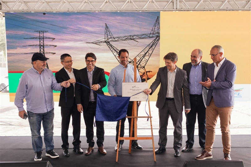CPFL公司執(zhí)行副總裁弗拉維奧·恩里克·里貝羅（中）、CPFL輸電公司總裁李甫（左二）、南里奧格蘭德州州議員阿洛伊西奧·克拉斯曼（左一）、州長代表豪爾赫·波佐邦（右一）等出席投運儀式。 中國國家電網(wǎng)巴西電力CPFL公司供圖