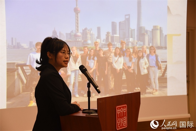 斯德哥爾摩考試中心經(jīng)理陳曦介紹“漢語水平考試”情況。人民網(wǎng)記者 殷淼攝