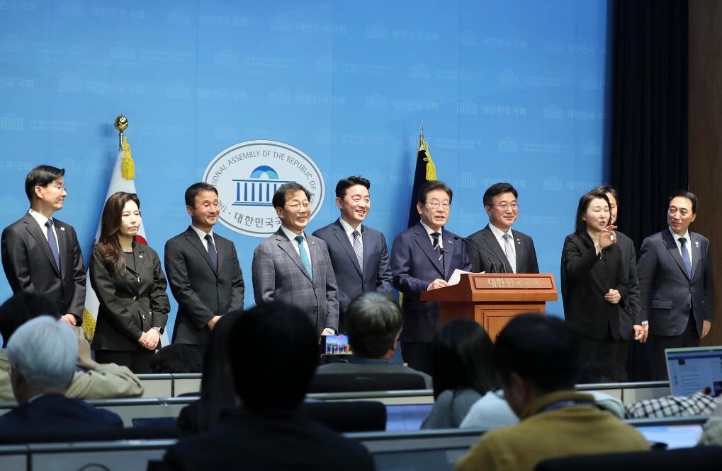 4月11日，李在明在韓國首爾舉行的新聞發(fā)布會(huì)上介紹他的總統(tǒng)競(jìng)選團(tuán)隊(duì)。新華社記者姚琪琳攝