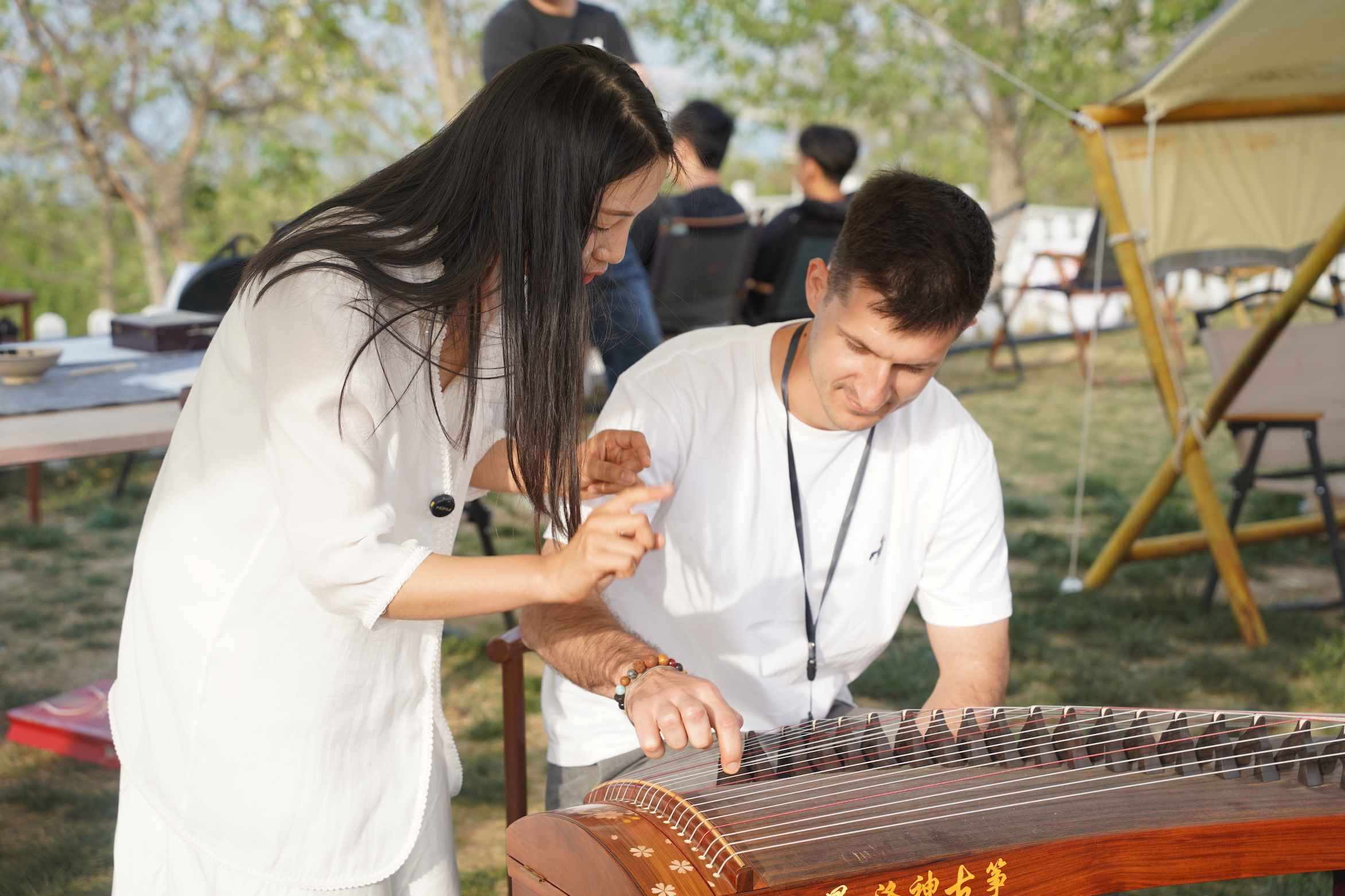 外媒體記者古箏體驗(yàn)。主辦方供圖