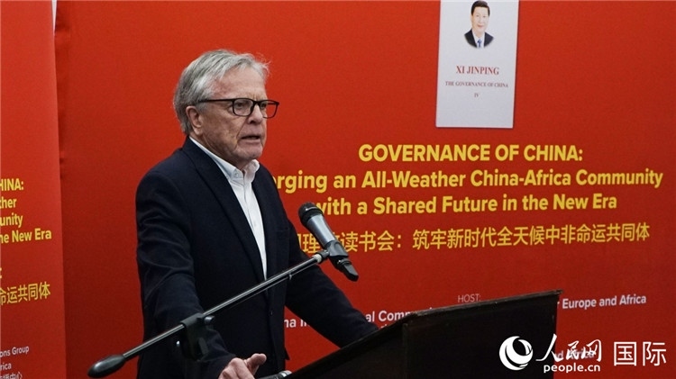 南非前駐日本、西班牙、馬達(dá)加斯加大使、浙江師范大學(xué)非洲研究院資深研究員赫特·赫羅布勒在讀書會上發(fā)言。人民網(wǎng) 劉暢攝