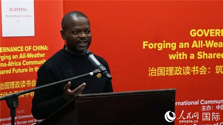 約翰內(nèi)斯堡大學(xué)非洲中國研究中心研究員葛迪恩·吉通加在讀書會上發(fā)言。人民網(wǎng) 劉暢攝