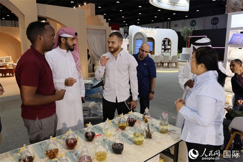 在“閱讀中國(guó)”館，當(dāng)?shù)刈x者通過品味中國(guó)茶，了解中國(guó)文化。人民網(wǎng)記者 張志文攝