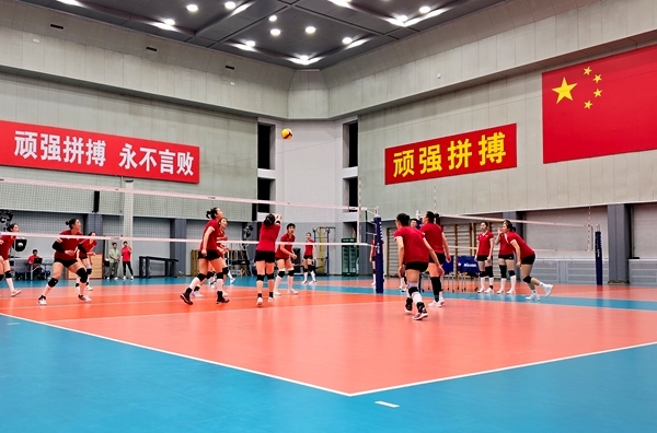 4月28日，中國女排在主教練趙勇的帶領(lǐng)下進(jìn)行訓(xùn)練。人民網(wǎng)記者 胡雪蓉?cái)z