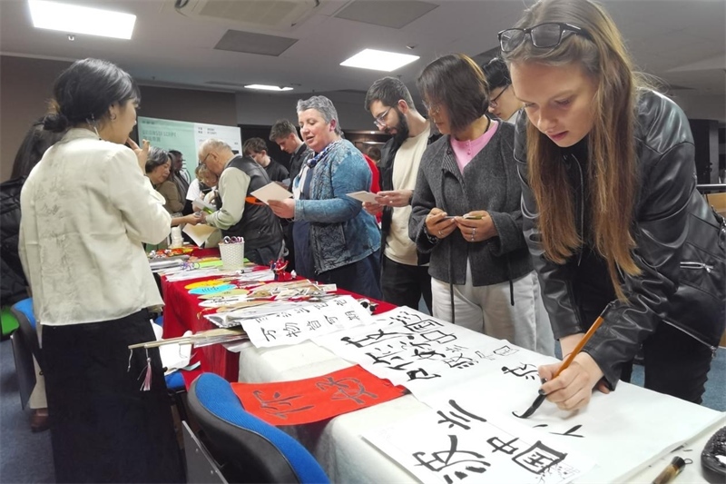 現(xiàn)場來賓體驗中國傳統(tǒng)文化。中國駐波蘭大使館供圖。