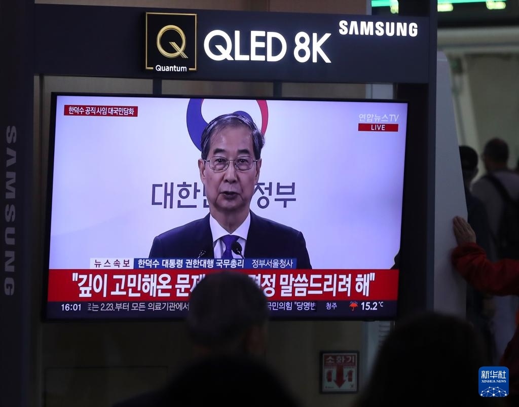 5月1日，在韓國首爾火車站，民眾觀看韓德洙辭職的新聞。新華社記者 姚琪琳 攝