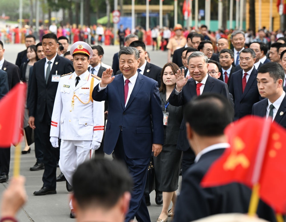 4月14日，中共中央總書記、國(guó)家主席習(xí)近平抵達(dá)河內(nèi)對(duì)越南進(jìn)行國(guó)事訪問(wèn)。當(dāng)日下午，越共中央總書記蘇林為習(xí)近平舉行隆重歡迎儀式。這是歡迎儀式后，習(xí)近平和蘇林一同步行前往越共中央駐地舉行會(huì)談時(shí)，向歡迎人群揮手致意。新華社記者 張領(lǐng) 攝