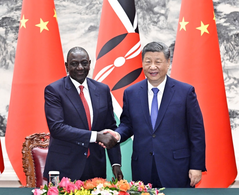 4月24日上午，國(guó)家主席習(xí)近平在北京人民大會(huì)堂同來(lái)華進(jìn)行國(guó)事訪問(wèn)的肯尼亞總統(tǒng)魯托舉行會(huì)談。這是習(xí)近平同魯托握手。新華社記者 岳月偉 攝