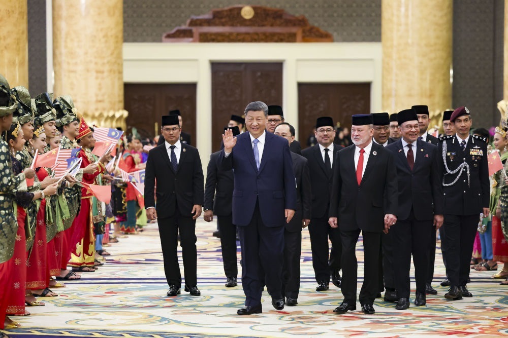 4月16日上午，馬來(lái)西亞最高元首易卜拉欣在馬來(lái)西亞國(guó)家王宮同中國(guó)國(guó)家主席習(xí)近平舉行會(huì)見。會(huì)見后，習(xí)近平出席易卜拉欣舉行的歡迎宴會(huì)。這是習(xí)近平向歡迎人群揮手致意。新華社記者 黃敬文 攝