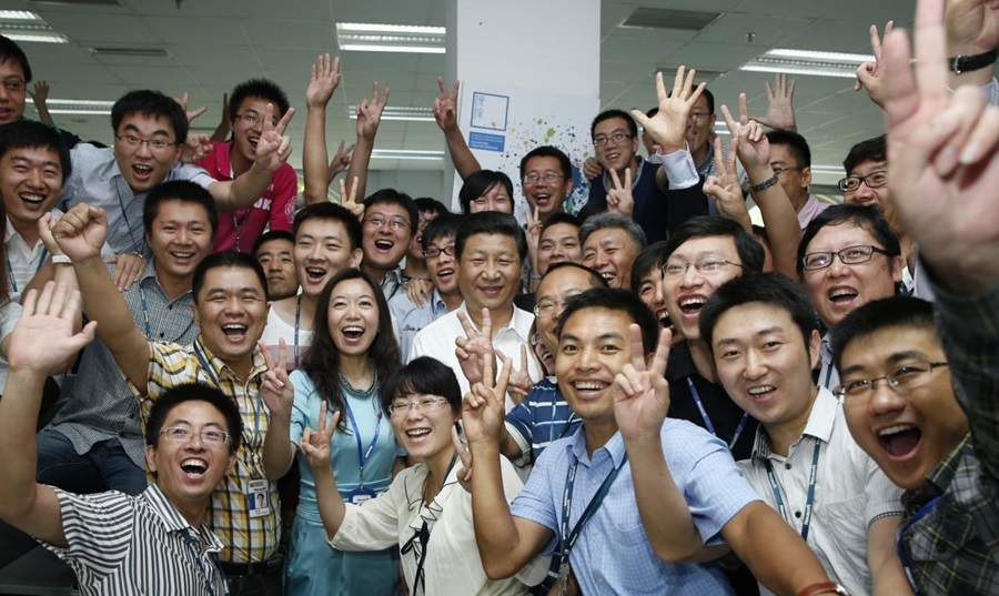 2013年8月29日，習(xí)近平總書記在東軟集團（大連）有限公司同年輕員工親切合影。新華社記者 鞠鵬 攝