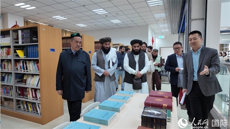 代表團(tuán)在新疆伊斯蘭教經(jīng)學(xué)院圖書館參觀。人民網(wǎng)記者 章凱風(fēng)攝