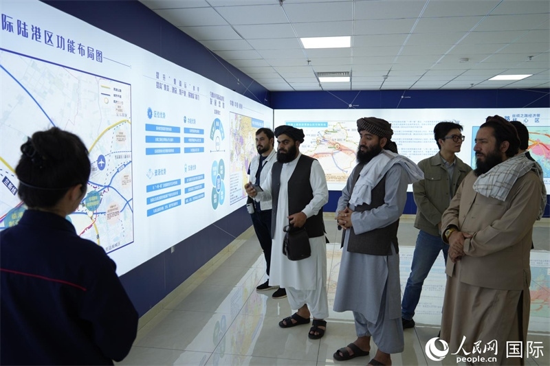 代表團(tuán)在烏魯木齊國際陸港區(qū)參觀。人民網(wǎng)記者 章凱風(fēng)攝