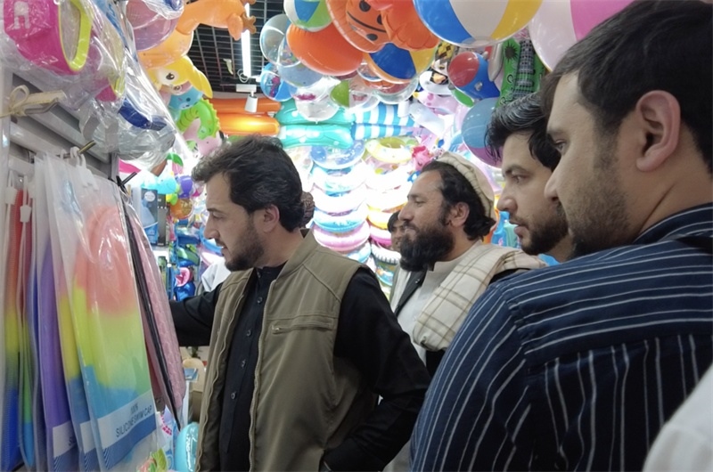 代表團(tuán)在義烏國際商貿(mào)城參觀。CGTN記者 楊剛攝