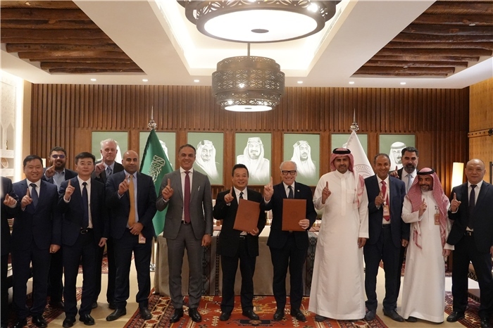 簽約合影。中國鐵建供圖