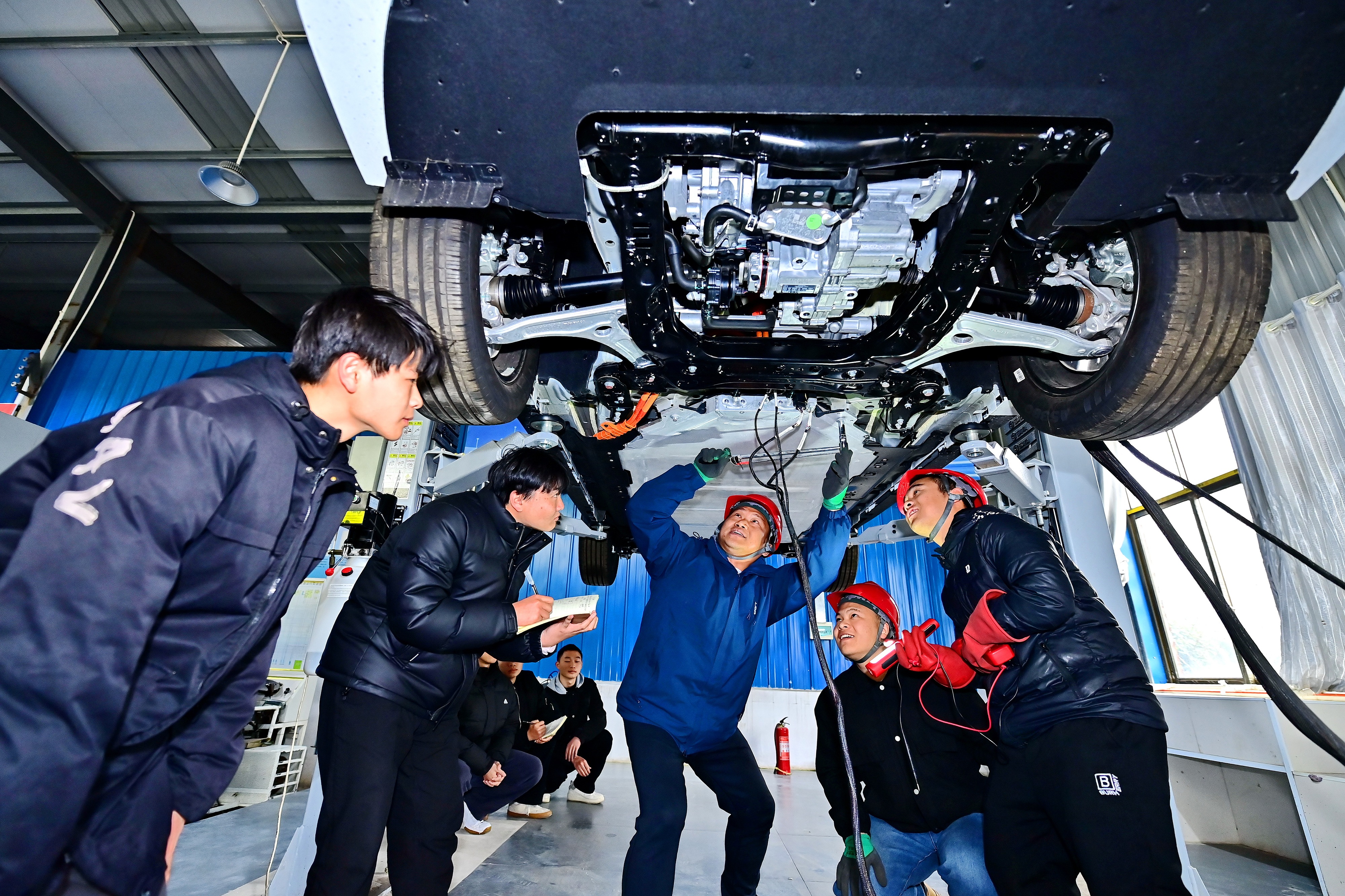 2025年2月，江西省宜春市，豐城市的一所技工學校實訓基地內(nèi)，新能源汽車運維專業(yè)學生在老師的指導下學習新能源汽車電池包檢修技術(shù)。