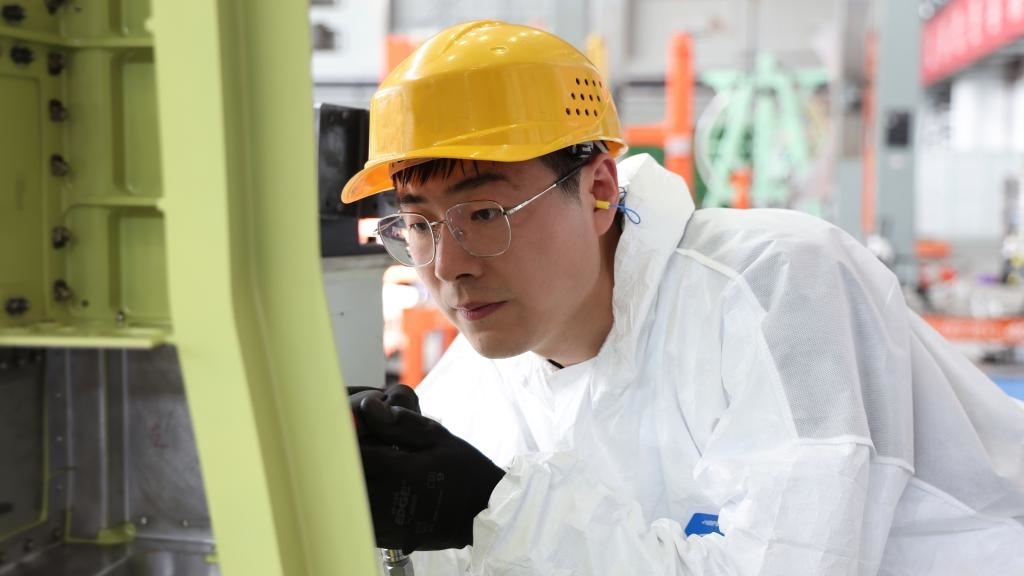 在中國航空工業(yè)集團成飛車間內(nèi)，飛機鉚裝鉗工首席操作技師馮攀龍正在工作。（新華社發(fā)）
