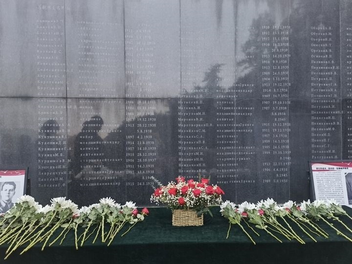 在南京抗日航空烈士紀(jì)念館鐫刻有蘇聯(lián)籍抗日航空英烈名錄的紀(jì)念碑前，擺放著人們獻(xiàn)上的鮮花（2024年11月22日攝）。新華社記者 邱冰清 攝