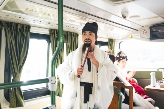 身著古裝的“伴游”在“長(zhǎng)安尋夢(mèng)”主題觀光車(chē)上為游客講解。（受訪者供圖）