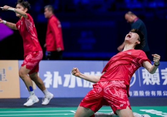 5月3日，中國隊組合馮彥哲（右）/黃東萍在半決賽混雙比賽后慶祝。新華社記者 孫非 攝