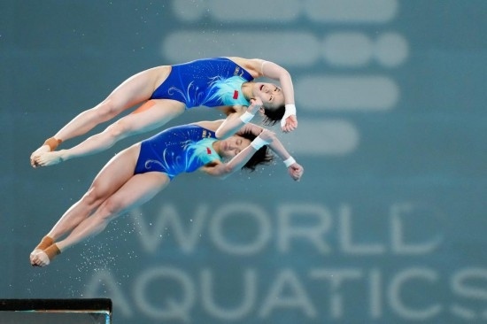 5月2日，陳芋汐（上）/全紅嬋在比賽中。新華社記者 鞠煥宗 攝