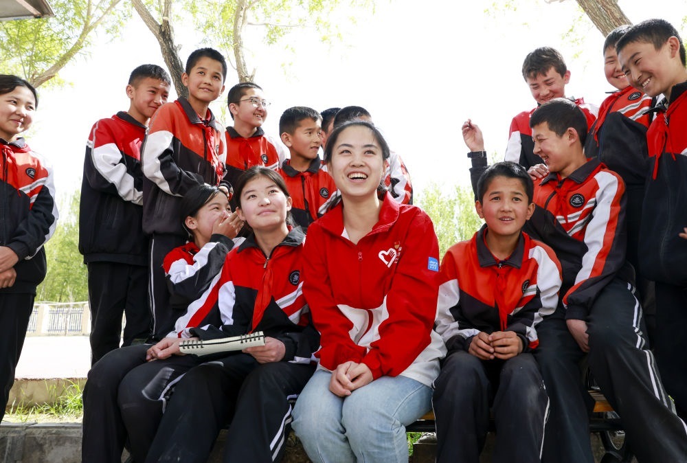 4月23日，在新疆克州阿圖什市哈拉峻鄉(xiāng)謝依特小學(xué)，支教教師高淑賢和學(xué)生們?cè)谝黄稹? width=