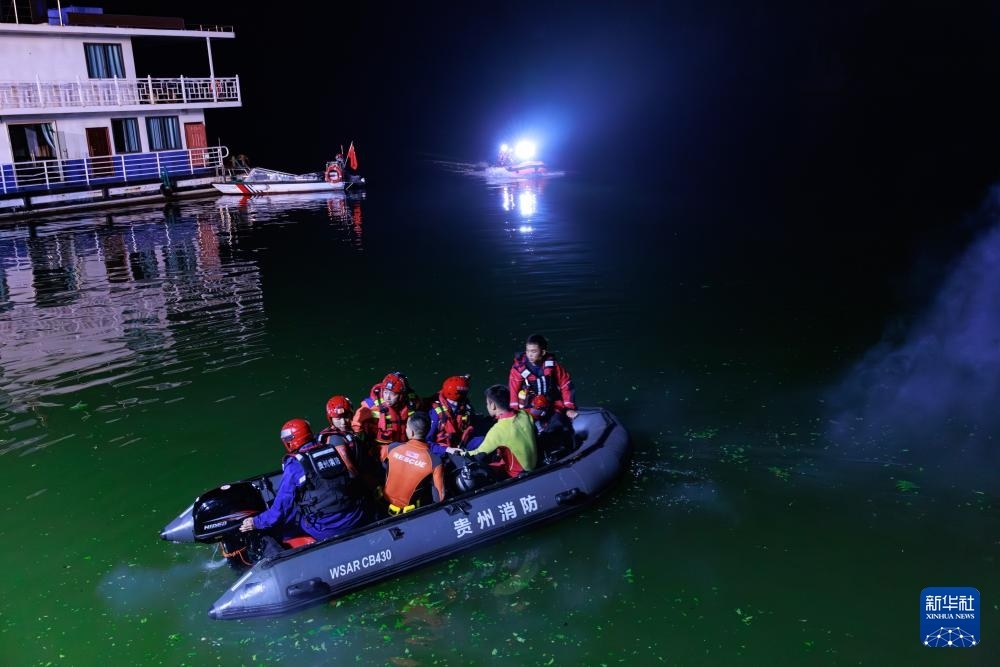 5月5日，救援人員在進行搜救。新華社記者 劉續(xù) 攝