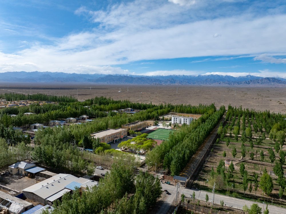 這是4月23日在新疆克州阿圖什市哈拉峻鄉(xiāng)拍攝的謝依特小學(xué)（無(wú)人機(jī)照片）。