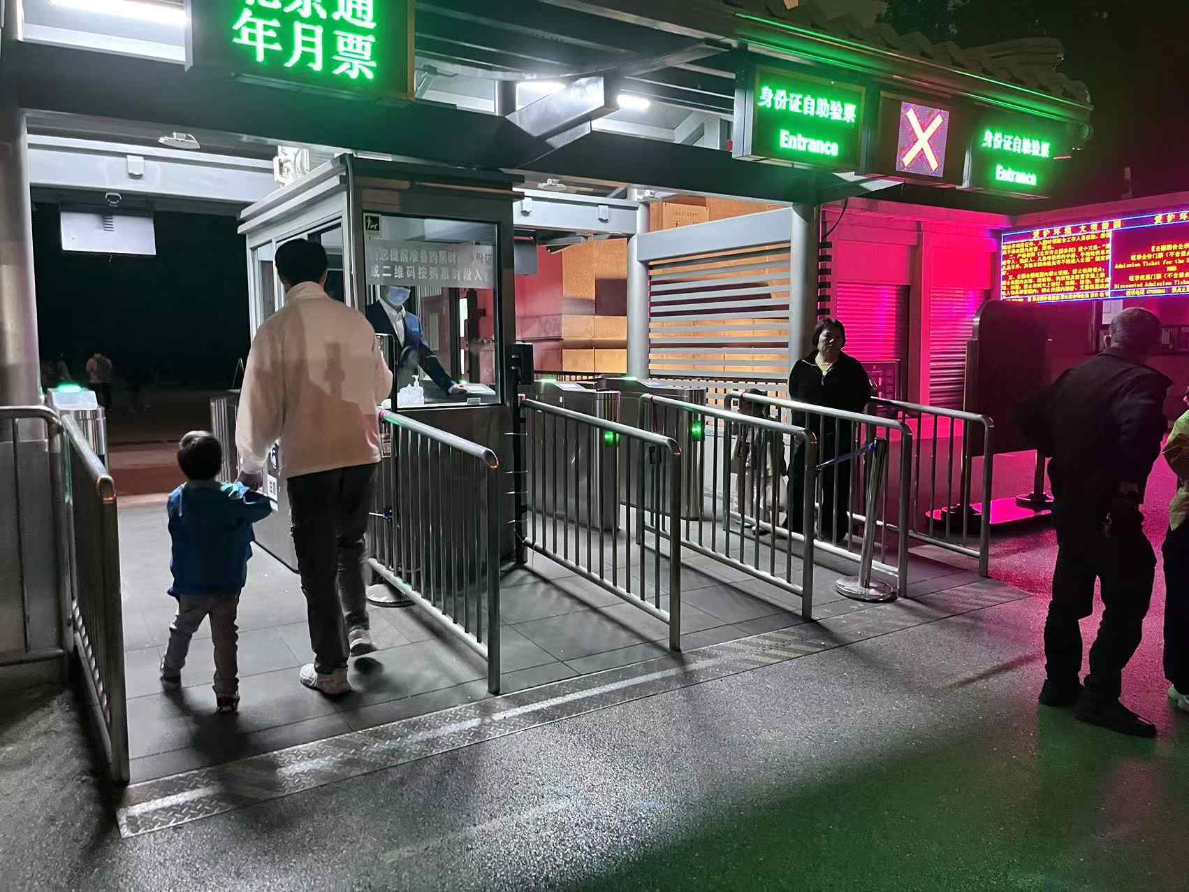 北京天壇公園延長開放時(shí)間，游客進(jìn)入游覽。人民網(wǎng)記者 李楠樺攝