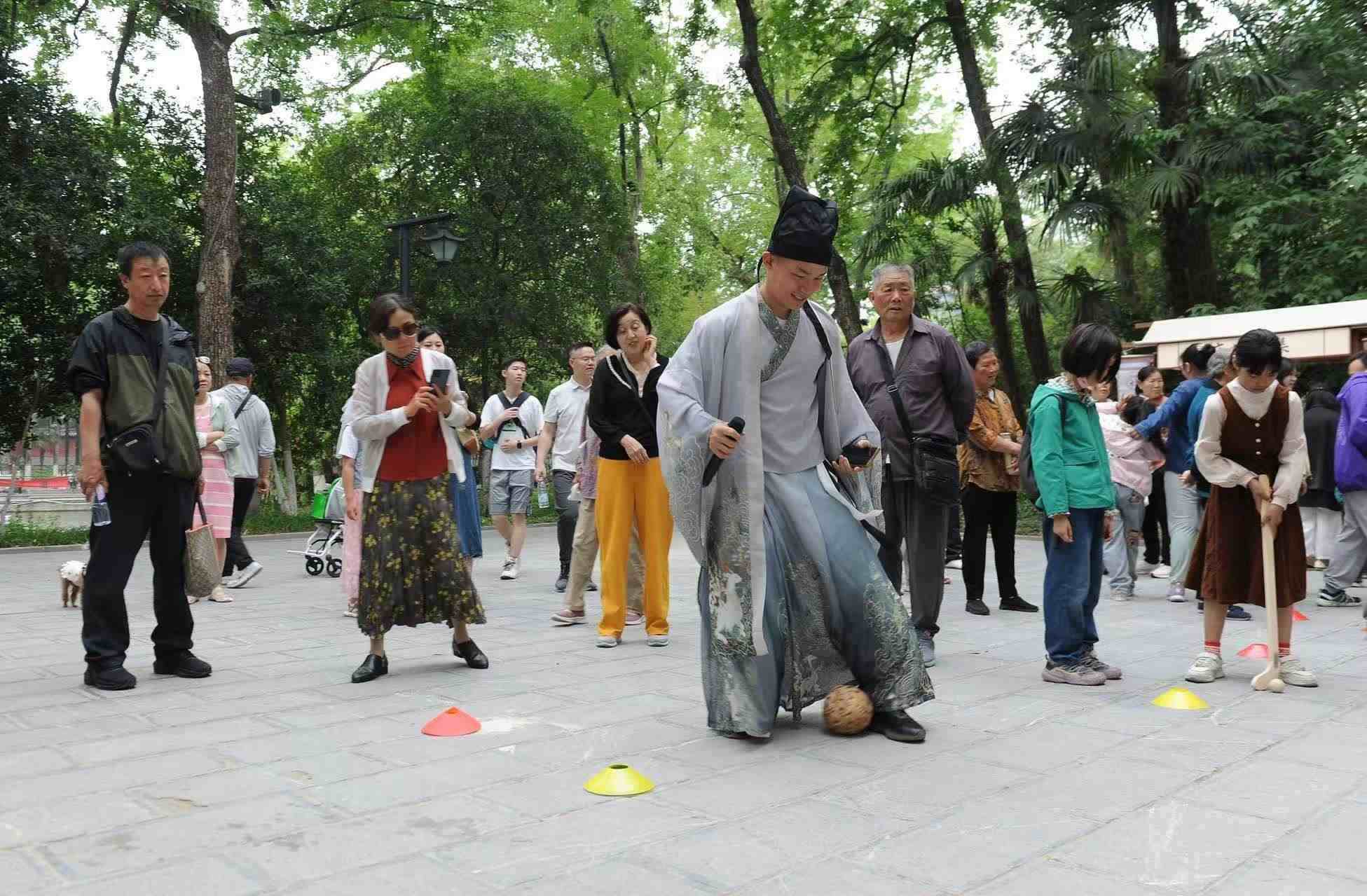 2025年5月3日，安徽省合肥市包公園景區(qū)，游客正在參與“蹴鞠”體育活動。（圖片來源：視覺中國）