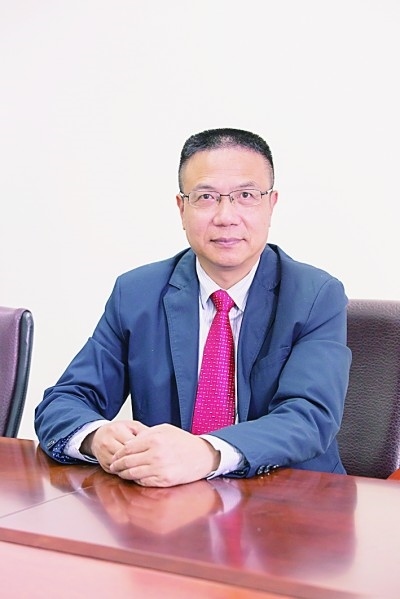 徐飛 教授、博士生導師。歷任上海交通大學副校長、西南交通大學校長、上海財經(jīng)大學常務副校長，現(xiàn)任福耀科技大學常務副校長。國務院政府特殊津貼專家。先后兼任中國鐵道學會副理事長，中國管理學會組織與戰(zhàn)略專業(yè)委員會副主任，教育部高等學校創(chuàng)新創(chuàng)業(yè)教育指導委員會副主任，中國高等教育學會創(chuàng)新創(chuàng)業(yè)教育分會理事長，中國高質量MBA教育認證（CAMEA）工作委員會副主任，中國職業(yè)技術教育學會副會長等。主要研究領域為戰(zhàn)略管理、競爭戰(zhàn)略與博弈論、創(chuàng)新創(chuàng)業(yè)、跨文化戰(zhàn)略領導力等。出版著作20余部。