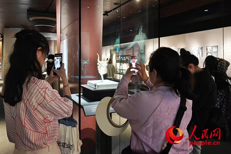 觀眾在故宮博物院參觀展覽。人民網(wǎng)記者 韋衍行攝